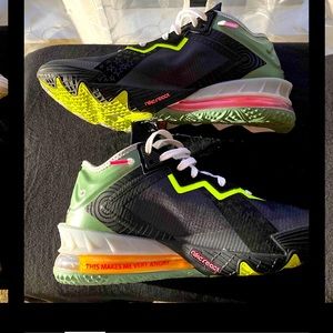 Lebron 18 bugs vs marvin